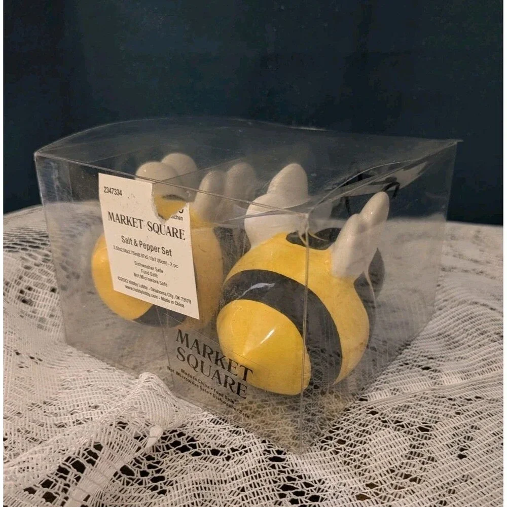 Honey Bumble Bee Salt & Pepper Shaker Market Square Ceramic NIB